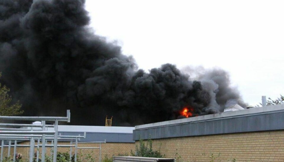 Tyk og sort røg fra brand i rækkehus