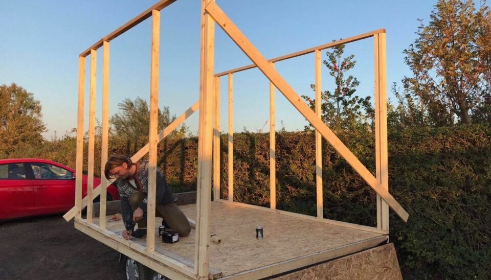 30-årige Anders Boisen har selv udtænkt og skaffet materialer til huset, som begyndte at tage form i foråret. Det så dog noget mere færdigt ud onsdag, da det blev stjålet. Privatfoto