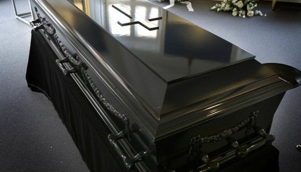 En begravelse kan være en bekostelig affære. Det kan lettes en anelse, hvis man søger om begravelseshjælp. (Foto: Scanpix)