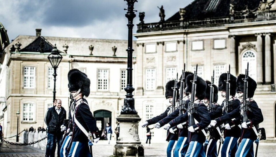 Livgarden griber ind: Person tilbageholdt på Amalienborg Livgarden måtte gribe ind mandag eftermiddag. Foto: Scanpix
