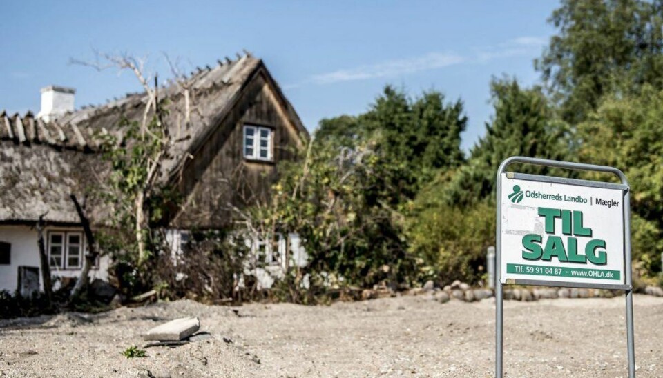 Sådan kan du spare over 50 procent på huskøbet Huspriserne er ofte markant lavere i nabokommunerne til kommuner med større byer. Til gengæld kan der også være længere til butikkerne. Foto: Scanpix.