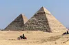 To danskere har skabt vrede i Egypten på grund af en video, der foregår på en pyramide. På billedet her ses to af pyramiderne i Giza. Foto: Khaled Desouki/AFP