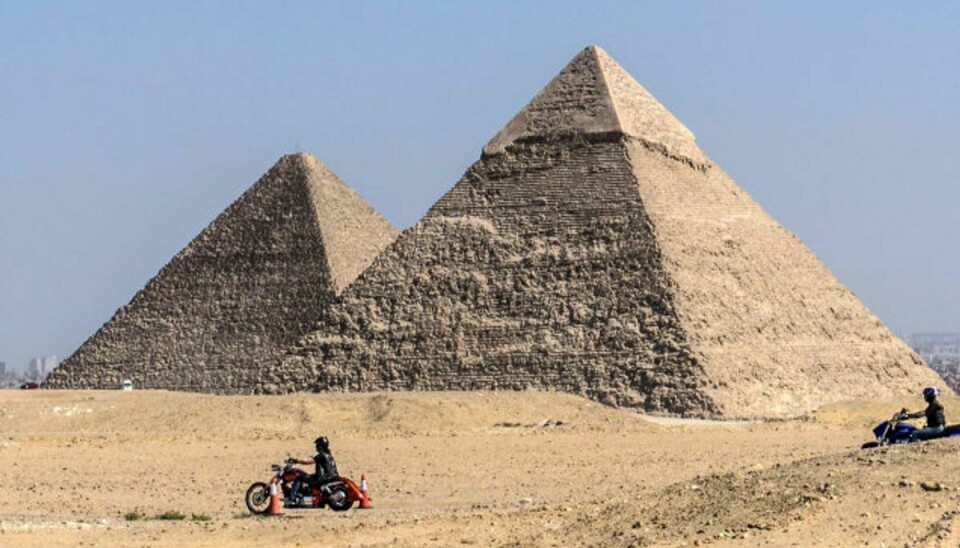 To danskere har skabt vrede i Egypten på grund af en video, der foregår på en pyramide. På billedet her ses to af pyramiderne i Giza. Foto: Khaled Desouki/AFP