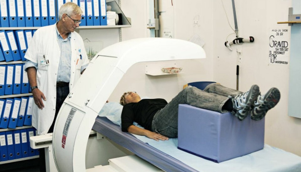 172.000 danskere har fået stillet diagnosen knogleskørhed. Men ifølge Sundhedsstyrelsen er der et stort mørketal. Op mod en halv million danskere kan have sygdommen uden at vide det. Styrelsen anbefaler en mere systematisk opsporing af sygdommen. GALLERI: SYV ANDRE FOLKESYGDOMME. LÆS OM DEM VED AT KLIKKE VIDERE. (Arkivfoto). Foto: Jonas Skovbjerg Fogh/Scanpix 172.000 danskere har fået stillet diagnosen knogleskørhed. Men ifølge Sundhedsstyrelsen er der et stort mørketal. Op mod en halv million danskere kan have sygdommen uden at vide det. Styrelsen anbefaler en mere systematisk opsporing af sygdommen. GALLERI: SYV ANDRE FOLKESYGDOMME. LÆS OM DEM VED AT KLIKKE VIDERE. (Arkivfoto). Foto: Jonas Skovbjerg Fogh/Scanpix