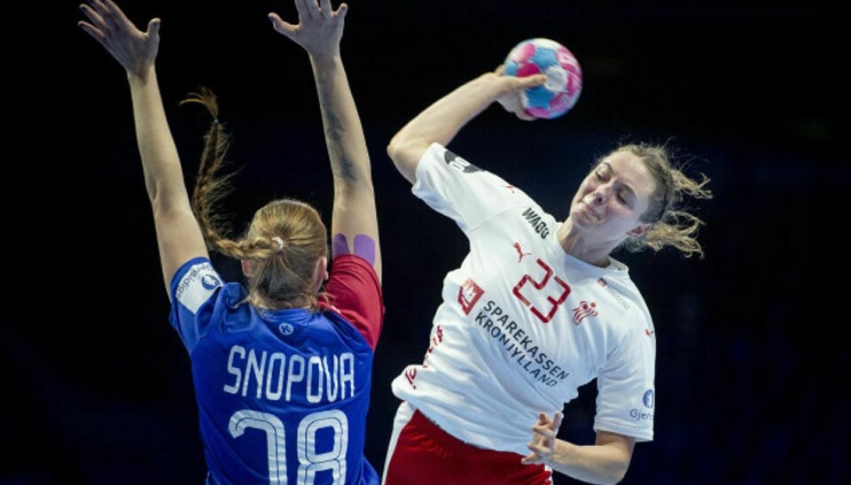 Danmarks bagspiller Kristina Jørgensen forsøger at score mod Rusland. EM-kampen endte med et stort dansk nederlag. Foto: Liselotte Sabroe/Scanpix