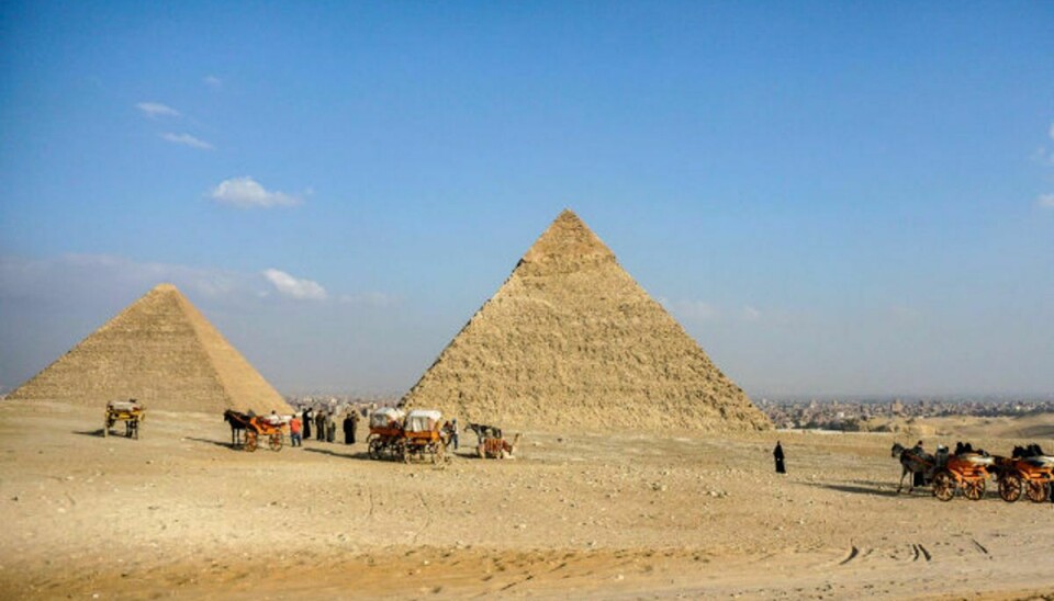 Pyramiderne i Giza er et populært turistmål. Fredag er en turistbus i området kørt over en vejsidebombe. To er blevet dræbt. (Arkivfoto) Foto: Mohamed El-Shahed/AFP
