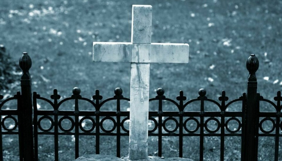 En kvinde sad fast i et kirkegårdshegn i to timer. Arkivfoto: Colourbox.