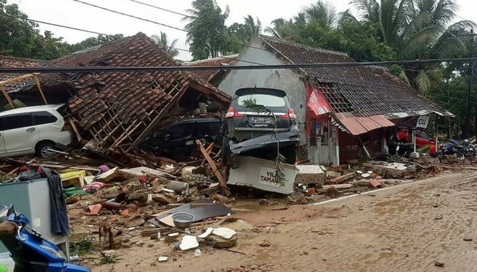 Der er sket store ødelæggelser, og dødstallet i Indonesien stiger voldsomt efter en tsunami lørdag aften. Se flere brutale billeder her i galleriet. Foto: Scanpix