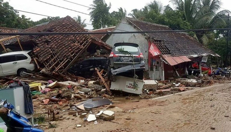 Der er sket store ødelæggelser, og dødstallet i Indonesien stiger voldsomt efter en tsunami lørdag aften. Se flere brutale billeder her i galleriet. Foto: Scanpix Der er sket store ødelæggelser, og dødstallet i Indonesien stiger voldsomt efter en tsunami lørdag aften. Se flere brutale billeder her i galleriet. Foto: Scanpix