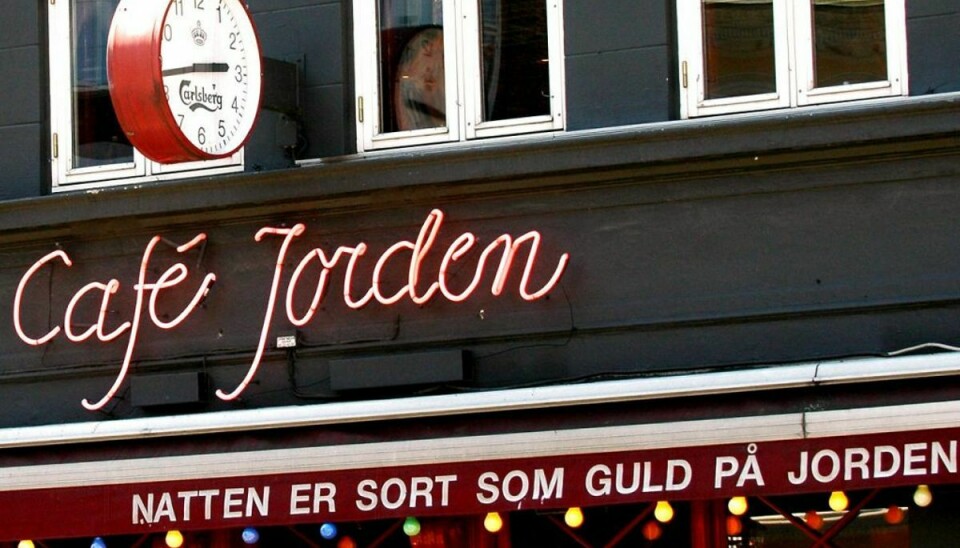 Cafe Jorden i Aarhus har fået en bøde og en sur smiley for manglende rengøring samt røde og sorte belægninger. Arkivfoto: Scanpix.