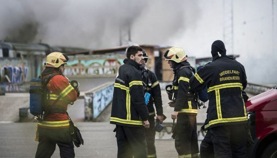 I forbindelse med branden blev beboere i området bedt om at holde sig indendøre. KLIK FOR FLERE BILLEDER FRA BRANDEN. (Foto: Scanpix)