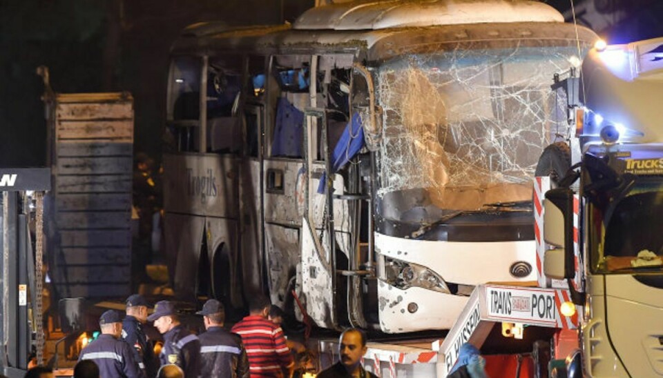 Fredag eksploderede en vejsidebombe under en turistbus nær pyramiderne ved den egyptiske by Giza. Foto: Mohamed El-Shahed/AFP