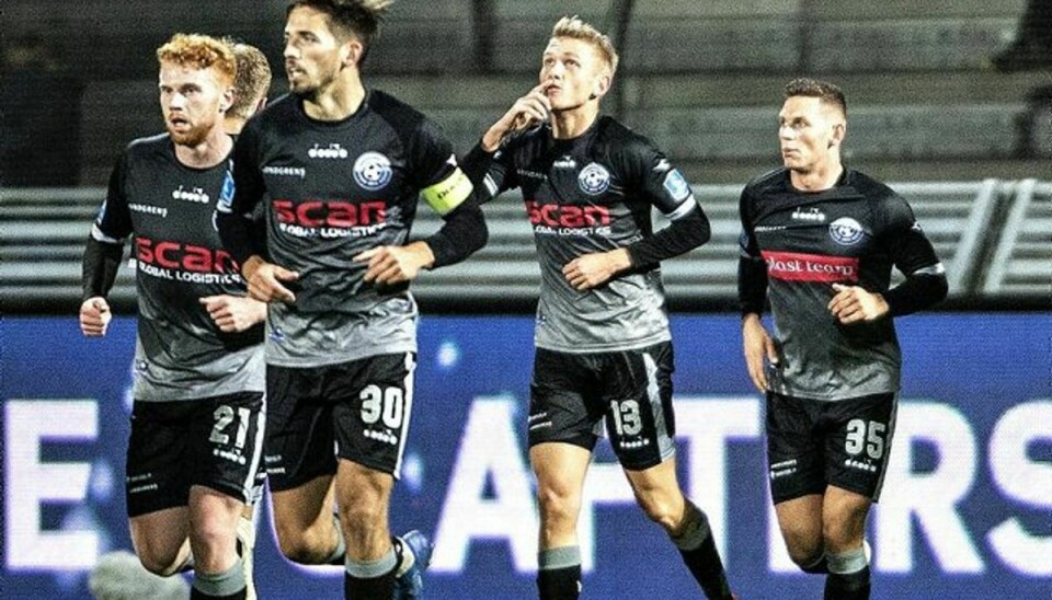 Vendsyssels Søren Henriksen (nummer to fra højre) jubler efter at have scoret til 1-0 mod AaB. Foto: Henning Bagger/Scanpix