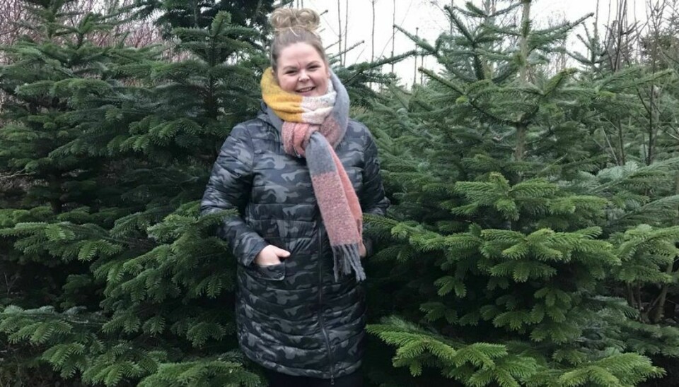 Sille Brok og kæresten giver 3500 juletræer væk gratis. (Foto: TV2 Østjylland)