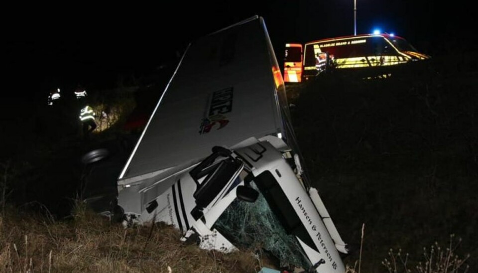 Timelang kø på motorvej: Smadret lastbil skal væk
