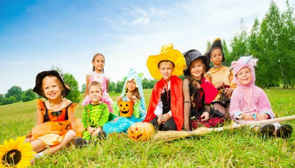 Børn elsker at klæde sig ud, men særligt en maske er farlig. Genrefoto: Colourbox