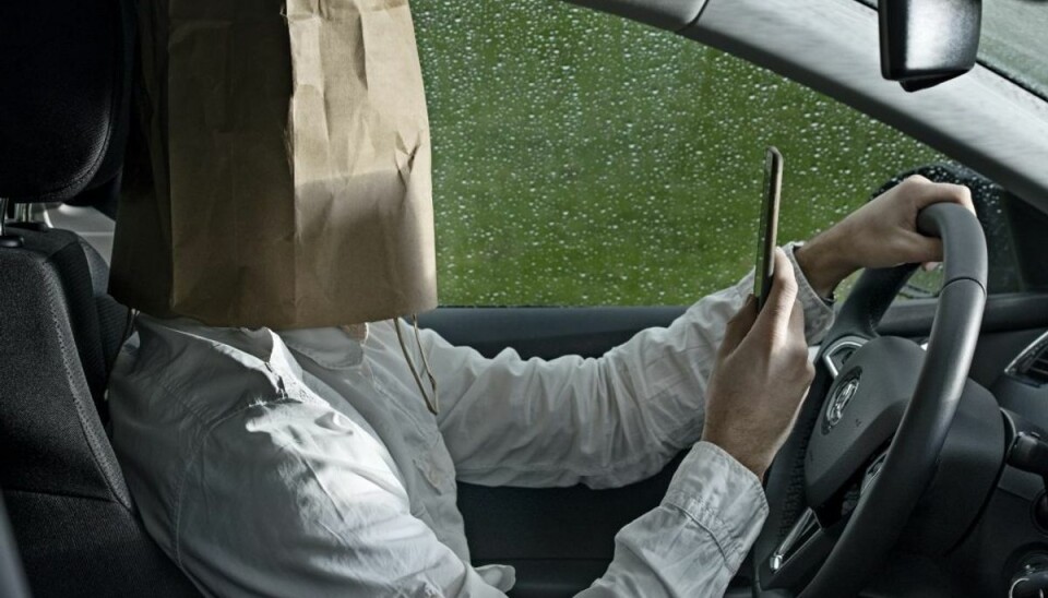 Danskere blander sig i andres kørsel Hver anden af os har flået den fiktive pose af vores chauffører. Foto: Rådet for Sikker Trafik.