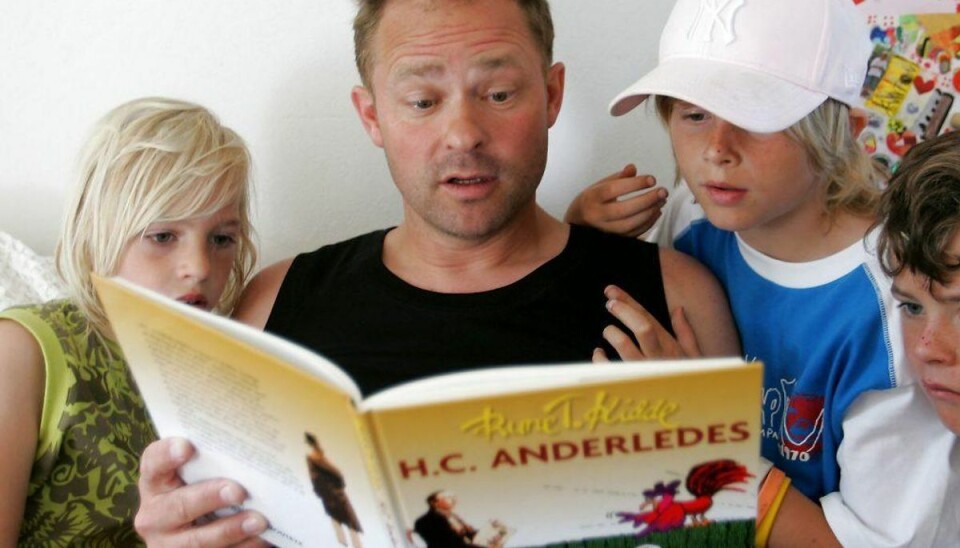 Popstjerne i megasorg: Forældre døde på få dage Mek Pek ses her sammen med sine drenge. Foto: Scanpix