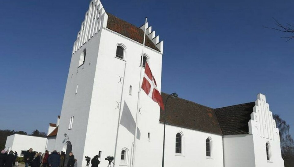 Gæster ankommer til journalist og skuespiller Ole Stephensens bisættelse i Holte Kirke. KLIK VIDERE OG SE ALLE BILLEDERNE. (Foto: Liselotte Sabroe/Ritzau Scanpix) Gæster ankommer til journalist og skuespiller Ole Stephensens bisættelse i Holte Kirke. KLIK VIDERE OG SE ALLE BILLEDERNE. (Foto: Liselotte Sabroe/Ritzau Scanpix)