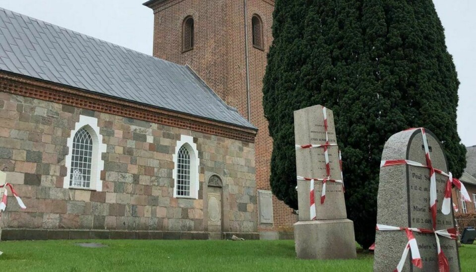 Flere gravsten har fået et rødt og hvidt afspærringsbånd om sig på Hammel Kirkegård. Foto: TV2 Østjylland.