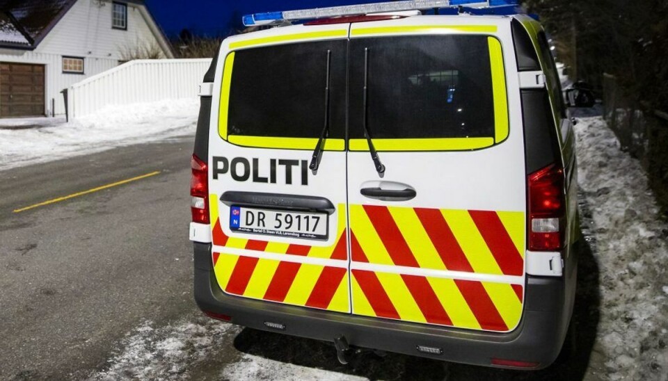 Ministerbil sat i brand foran bolig