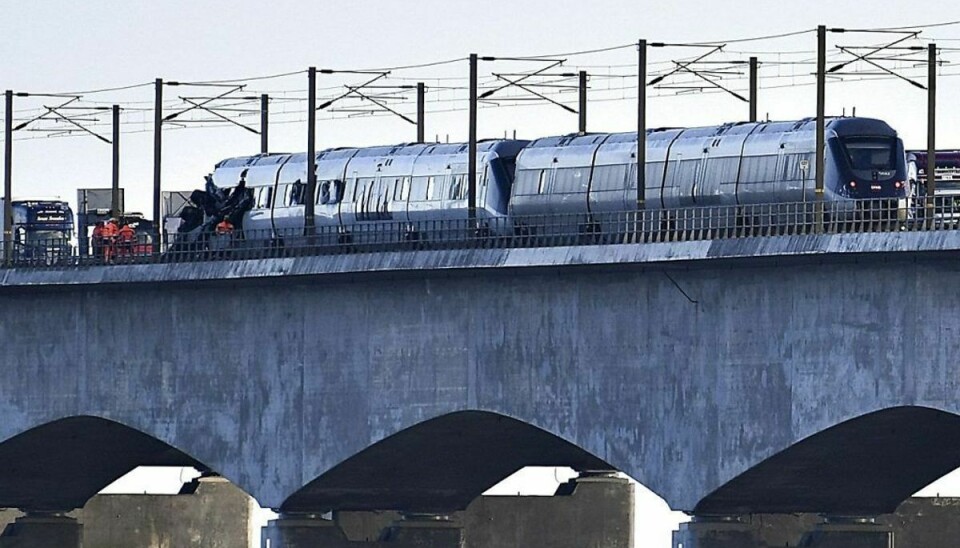 Otte mennesker blev dræbt og 16 kvæstede i ulykken på Storebæltsbroen 2. januar, da et IC4-tog med passagerer i retning mod Sjælland blev ramt af dele fra et godstog, da det kørte på Storebæltsbroens lavbro. Lyntogets forreste vogn blev værst ramt. Foto: Scanpix.