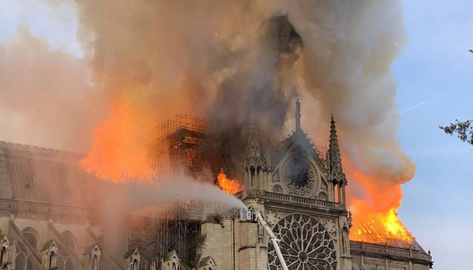 LIGE NU: Notre Dame omspændt af flammer