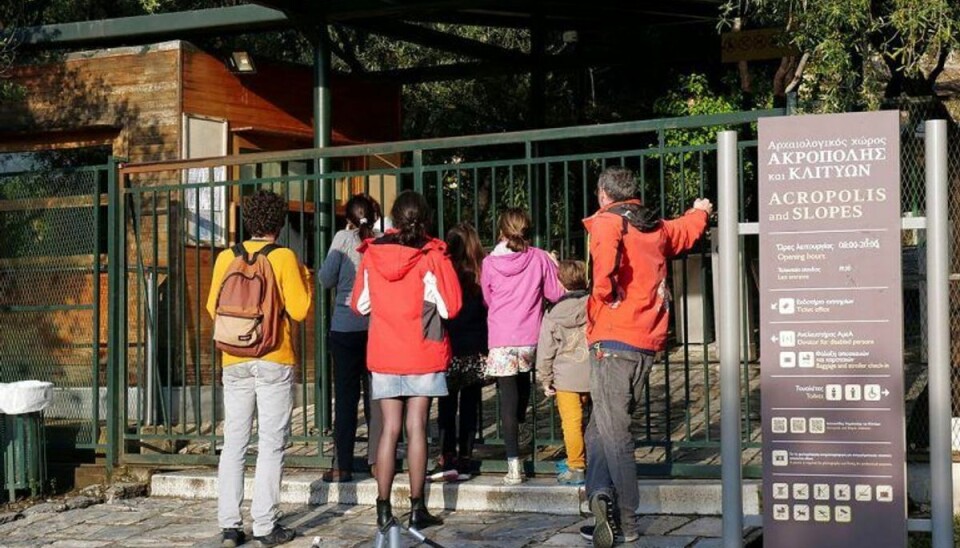 Turister mødte en lukket port ind til Partenon-templet i Athen. En kvinde og tre mænd med skadet ved et lynnedslag onsdag. Foto: Scanpix/Vassilis Triandafyllou