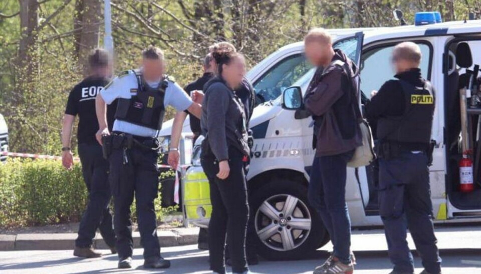 Flere bilruder blev sprængt og dæk punkterede, da der skete en eksplosion på en parkeringsplads. KLIK for flere billeder. Foto: Presse-fotos.dk.