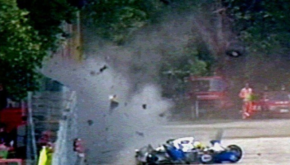 Billedet, som sendte gys gennem hele verden. Ayrton Senna kører galt på banen i Imola, 1994. Foto: Ritzau Scanpix