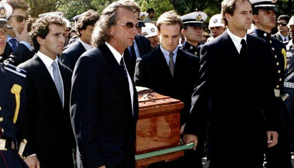 Ved begravelsen af Ayrton Senna deltog blandt andre Rubens Barrichello, der var døden nær to dage før Sennas død. Foto: Scanpix