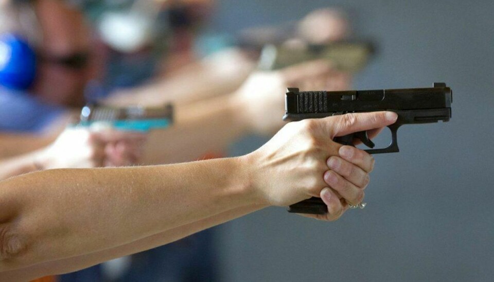 Skolelærere i delstaten Florida må nu bære våben i klasseværelserne. Forinden skal de dog træne. KLIK for mere info. Foto: Jason Connolly/Scanpix.