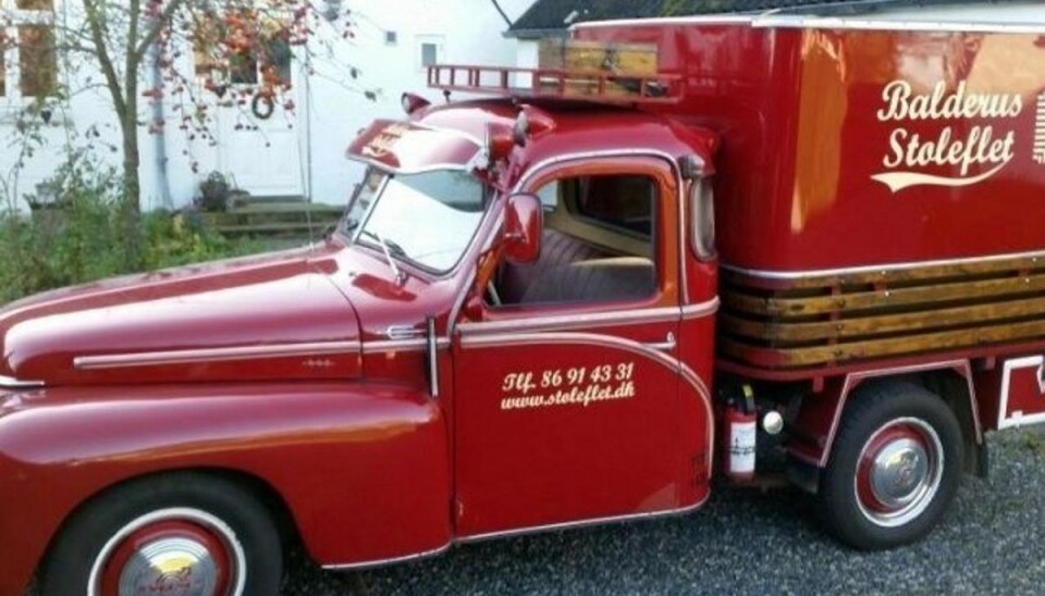 Volvo PV445 fra 1958 i en smuk rød farve med en b-16 motor og en velfungerende 3-trins gearkasse. Klik videre og se flere fede biler. Foto: Campen Auktioner Volvo PV445 fra 1958 i en smuk rød farve med en b-16 motor og en velfungerende 3-trins gearkasse. Klik videre og se flere fede biler. Foto: Campen Auktioner