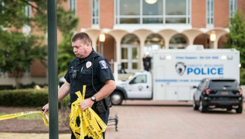 En 21-årig studerende, som blev dræbt ved et skyderi på et universitet i Charlotte tirsdag i den amerikanske delstat North Carolina, reddede flere af sine klassekammeraters liv ved at angribe den bevæbnede angriner, siger politiet. Foto: Sean Rayford/AFP