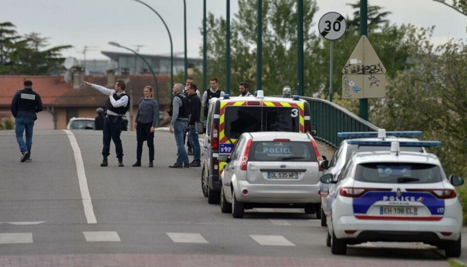 Bevæbnet mand tog flere gidsler