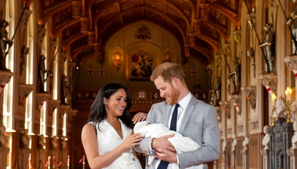 Parret, og barnet, stillede op til foto i St George’s Hall at Windsor Castle i Windsor, hvor familien bor. Foto: Dominic Lipinski / Scanpix.