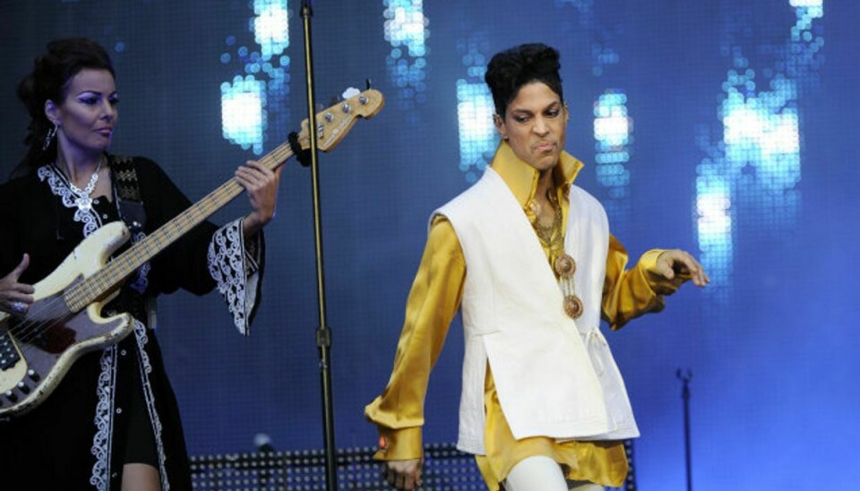 Den læge som udskrev smertestillende piller til Prince kort tid før rockikonets død i 2016, skal nu betale 30.000 dollar i bøde. Her ses Prince med den danske bassist Ida Nielsen under en koncert i Paris i 2011. Foto: Bertrand Guay/AFP
