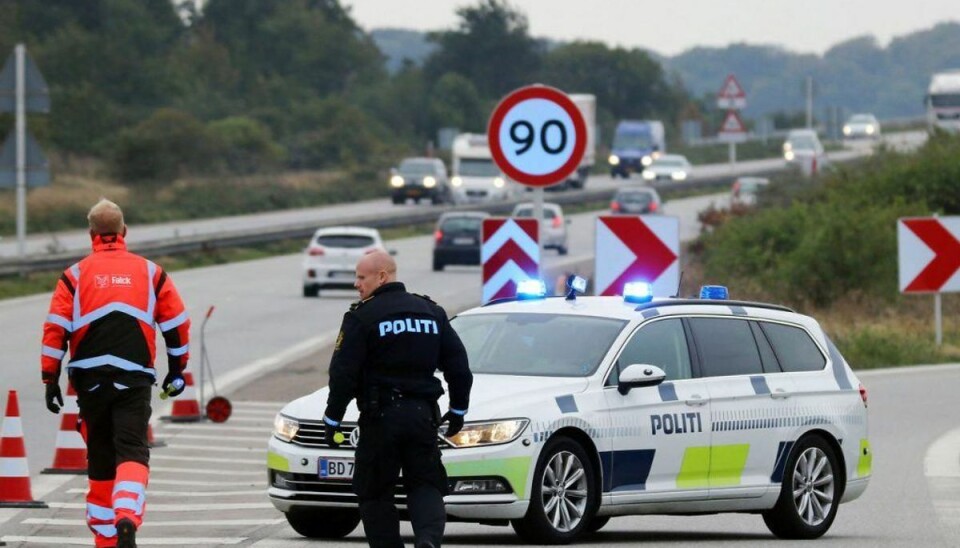 Farø blev lagt i et jerngreb af politiet, der ledte efter undvegen fange. Se de dramatiske billeder her. Foto: presse-fotos.dk