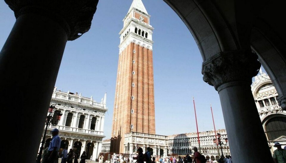 Berømt turistmål vil gøre det ulovligt at sidde ned Venedig er fyldt med turister dagligt. Men nu har borgmesteren fået nok. Foto: Reuters/Denis Balibouse