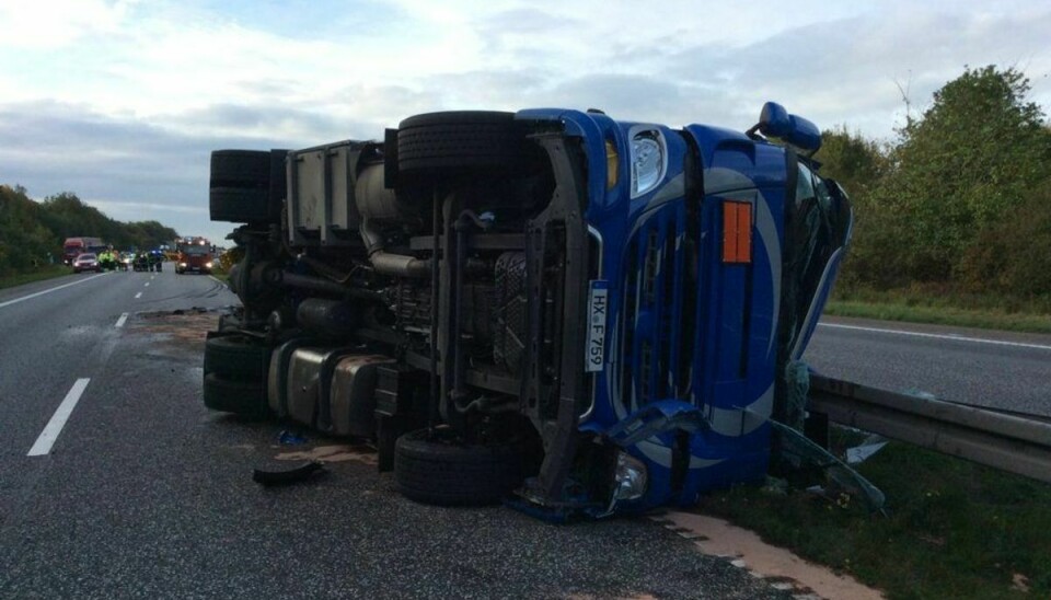 En væltet lastbil blokerer afkørsel 69 på den sønderjyske motorvej. Foto: Syd- og Sønderjyllands Politi