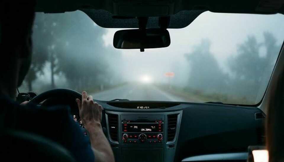 Tåge er lig med nedsat sigtbarhed. Derfor skal du også tilpasse farten efter forholdene. God – og sikker – tur. Foto: Scanpix.