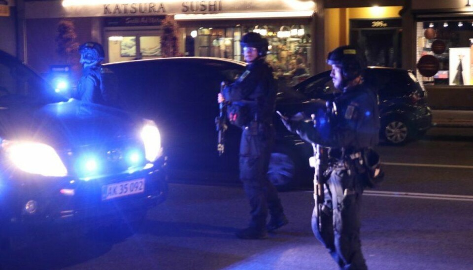 Mand truet med pistol i spillekiosk