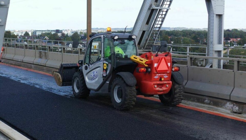 Det nye asfaltlag skal give bilister en rolig tur over broen. Foto: Peter Koch.