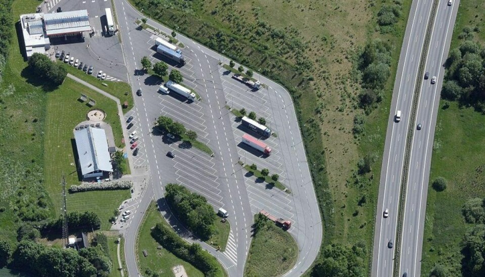 Lastbilerne bliver kaldt ind ved rasteplads Ejer Bavnehøj. Foto: Styrelsen for Dataforsyning og Effektivisering.