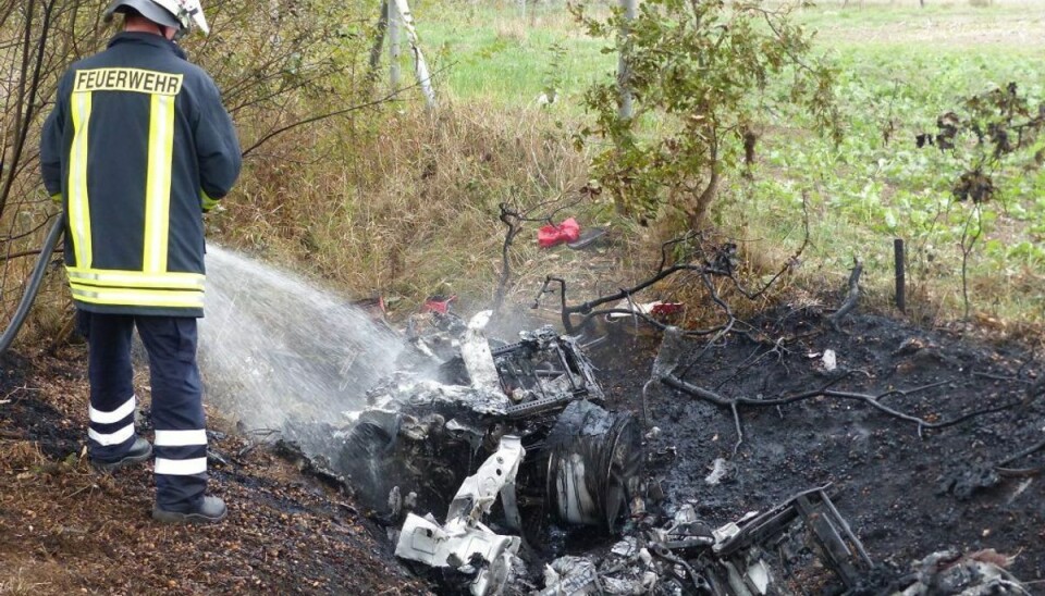To personer brændt ihjel i milliondyr luksusbil Det var ikke lige til at se, at det her engang var en Ferrari. Men det deprimerende syn bliver endnu værre, når man ved, at to mennesker døde i ulykken. Foto: Scanpix