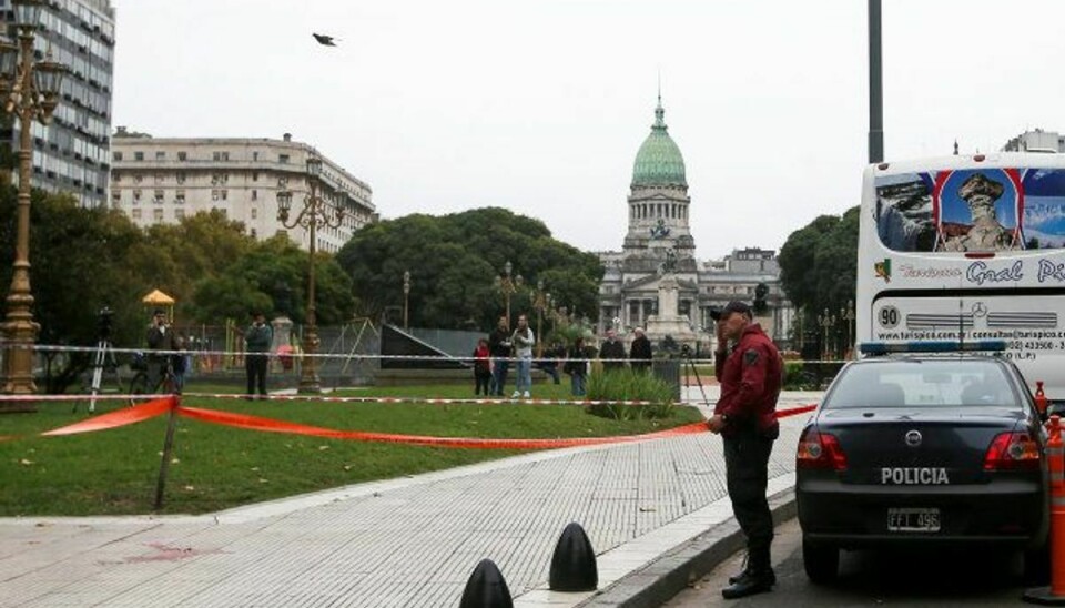 Politiet har afspærret området ved Argentinas kongres i Buenos Aires, hvor politikeren Héctor Olivares blev skudt. Foto: Agustin Marcarian/Reuters