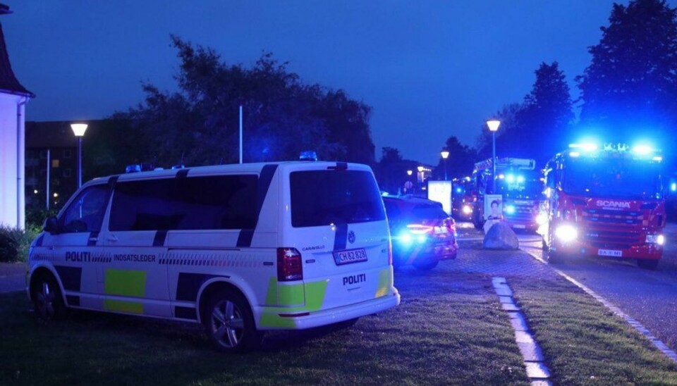 Brandvæsen og politi rykkede ud til branden natten til søndag. Klik og se flere billeder. Foto: Presse-fotos.dk Brandvæsen og politi rykkede ud til branden natten til søndag. Klik og se flere billeder. Foto: Presse-fotos.dk