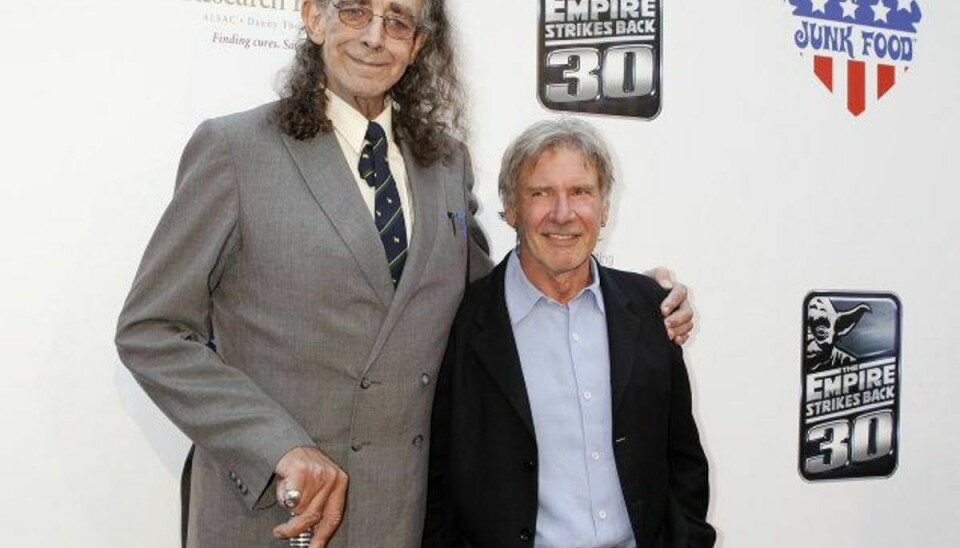 Peter Mayhew (til venstre), der spillede “Chewbacca” i Star Wars, er død. Her ses han sammen med Harrison Ford, som spillede Han Solo, i 2010. KLIK FOR FLERE BILLEDER. Foto: Fred Prouser/Reuters
