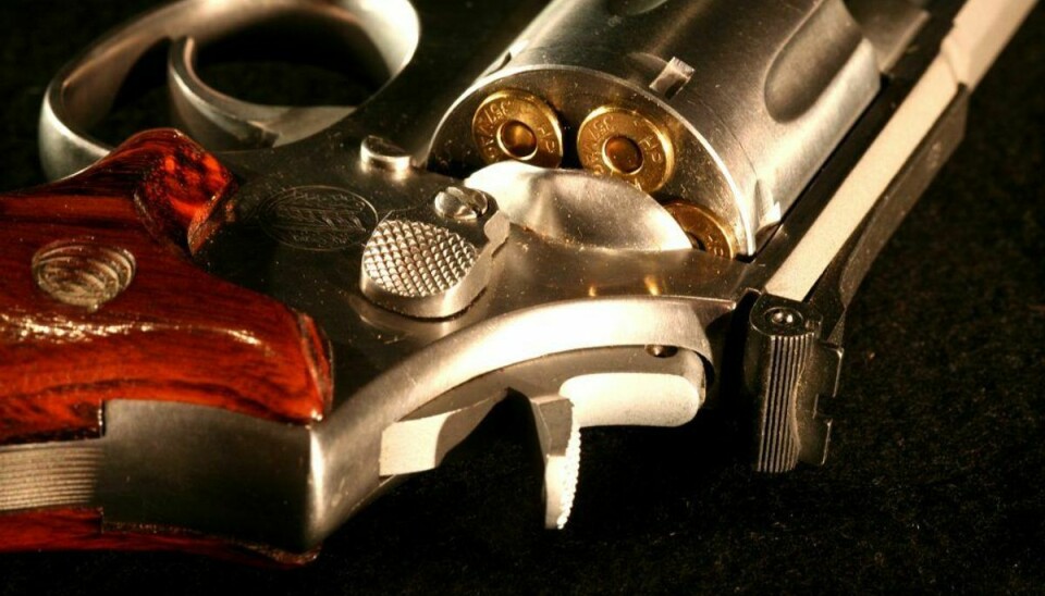 En ni-årig dreng fandt en skarpladt revolver i en hæk ved en legeplads. Arkivfoto: Scanpix.