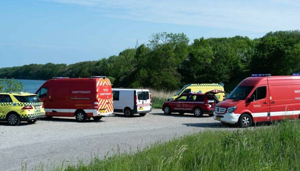 Person død efter spring fra bro En mand er død, efter at være sprunget i vandet fra Alssundbroen. KLIK for flere billeder. Foto: Presse-fotos.dk.